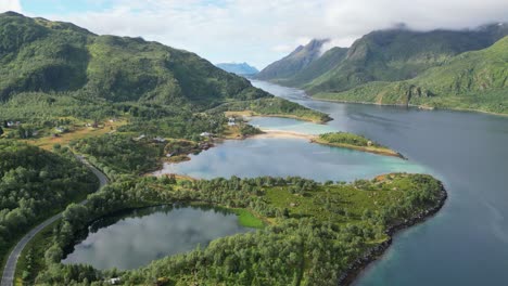 Naturaleza-De-Las-Islas-Lofoten,-Laguna-Y-Fiordo-En-Verano-En-Noruega---Círculos-Aéreos-4k