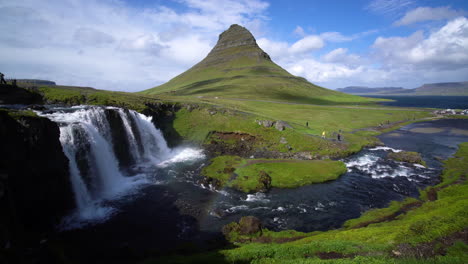 paisaje montañoso de kirkjufell en el verano de islandia.