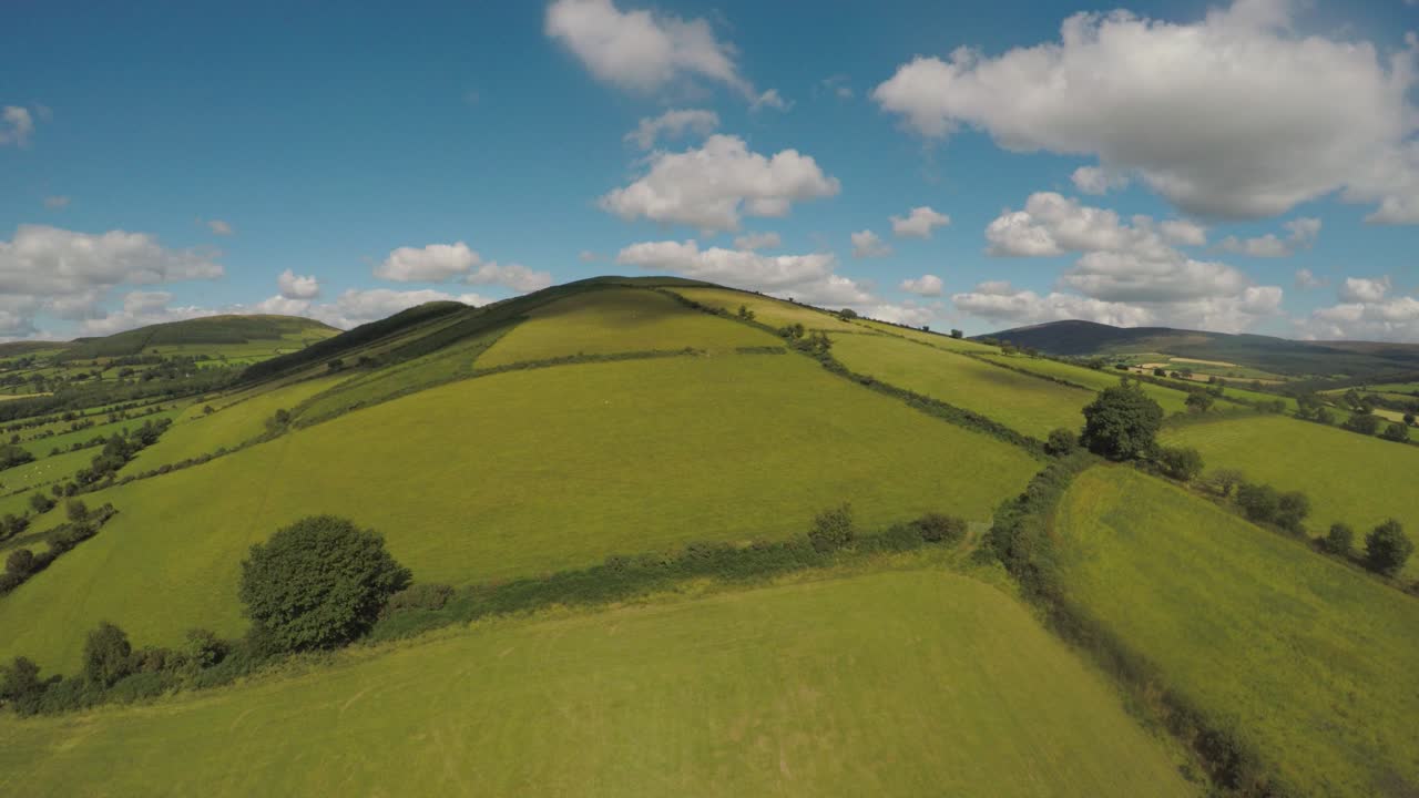 Volando lentamente sopra i bellissimi campi verdi ondulati dell'Irlanda-2.