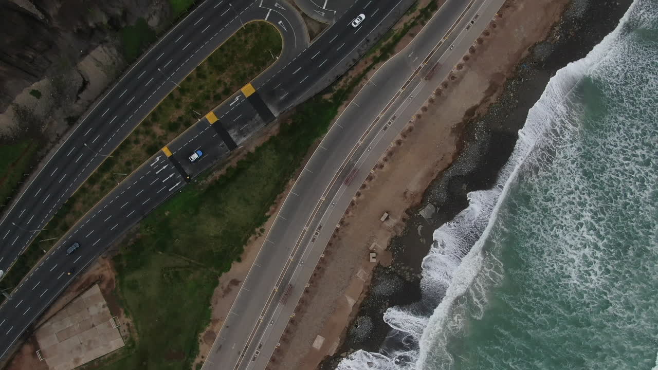 vista de arriba hacia abajo de un cruce de carreteras en una carretera peruana al lado de la playa