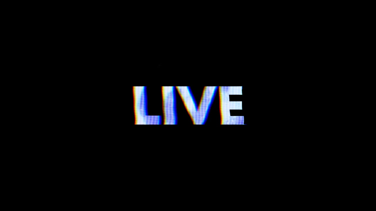 Efecto glitch digital con superposición de texto en vivo
