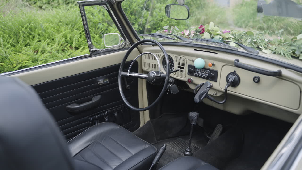 el interior de un coche clásico de volkswagen