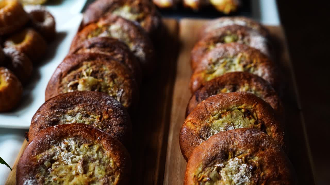 panes horneados redondos con limpieza salada en tabla de madera, mesa de celebración