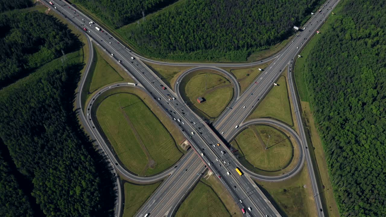 воздушное. дорожное движение в городе в летнее время.
