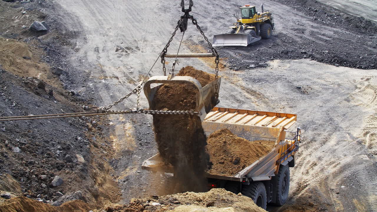 cargando un camión de descarga en una mina a cielo abierto