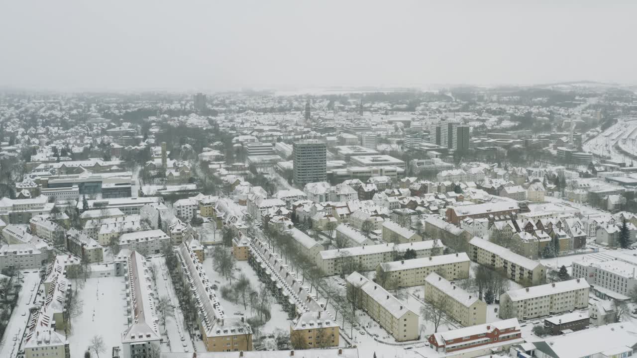 2021년 겨울 폭설 속에서 학생 도시 괴팅겐의 무인 항공기 공중 전망