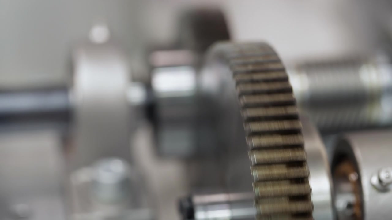 Nahaufnahme eines rotierenden Metallzahnrads in Industriemaschinen