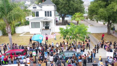 Antena-Sobre-Multitudes-Grandes-Vidas-Negras-Importan-Marcha-De-Protesta-De-Blm-Marchando-A-Través-De-Una-Pequeña-Ciudad-Ventura-California-6