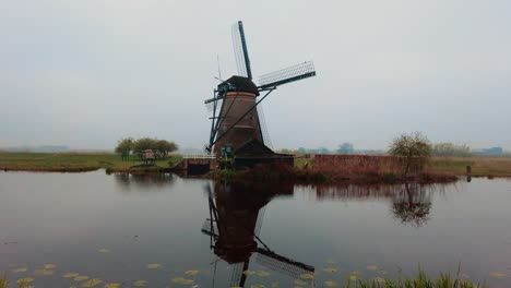 Dolly-Hacia-El-Famoso-Molino-De-Viento-Antiguo-Holandés-En-Kinderdijk,-Países-Bajos