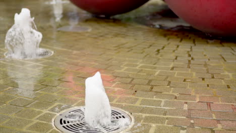 Una-Toma-En-Cámara-Lenta-De-Un-Géiser-De-Agua-Hecho-Por-El-Hombre-En-Un-Parque-Local-En-El-Sur-De-California