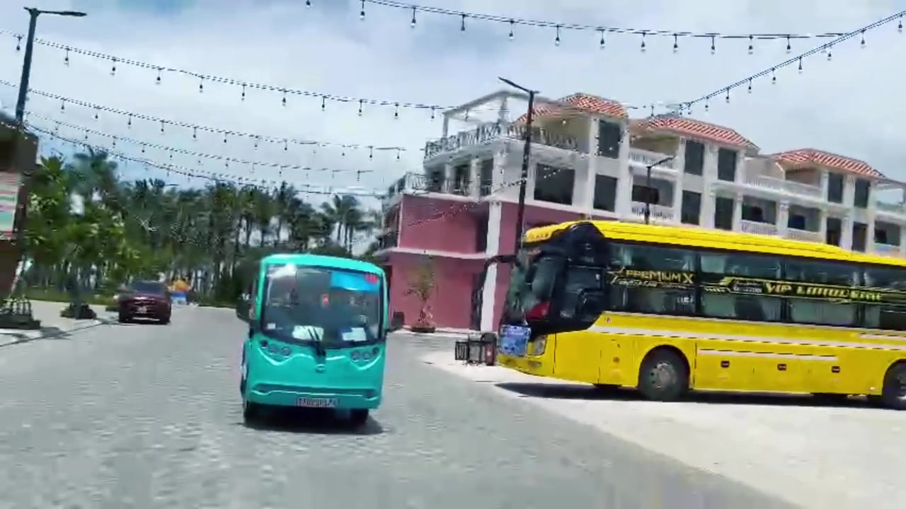 Bus Antar-Jemput Listrik Melaju Melewati Area Resor.