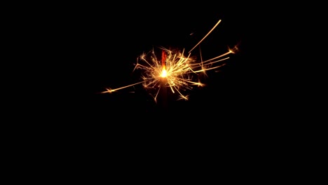 un primer plano de los fuegos artificiales que arden
