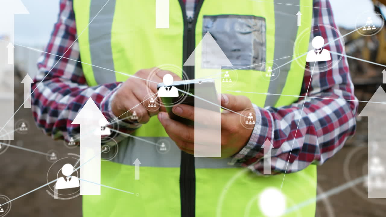 red de iconos de perfil y flechas contra la sección media del trabajador de construcción que usa un teléfono inteligente