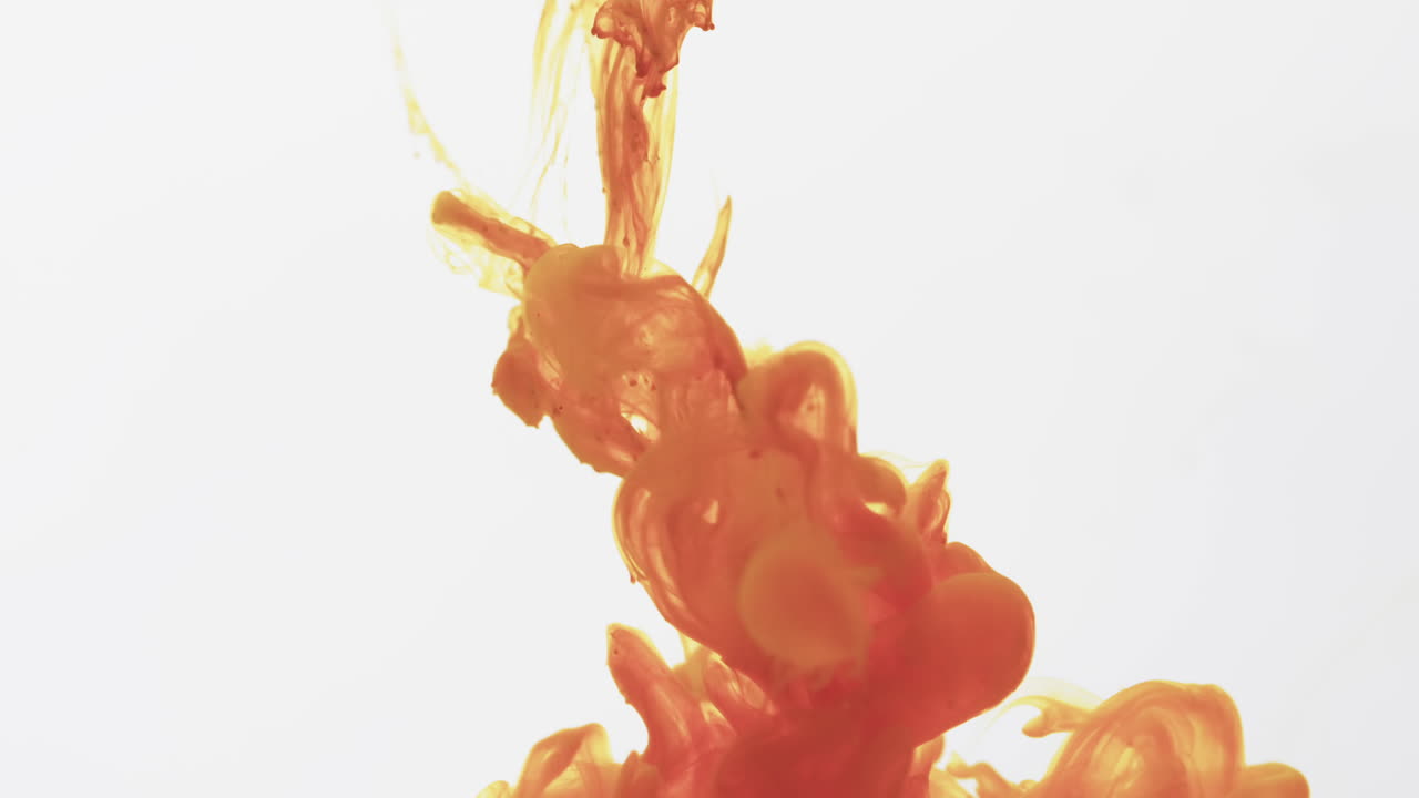 오렌지색 과 노란색 수채화 잉크 가 회색 배경 에 물 에  ⁇ 여 있는 느린 동영상