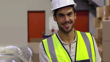 trabajador de almacén sonriendo a la cámara