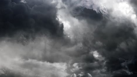 Eine-Dunkle-Wolke-Mit-Einem-Gewitter-Am-Dunklen-Himmel