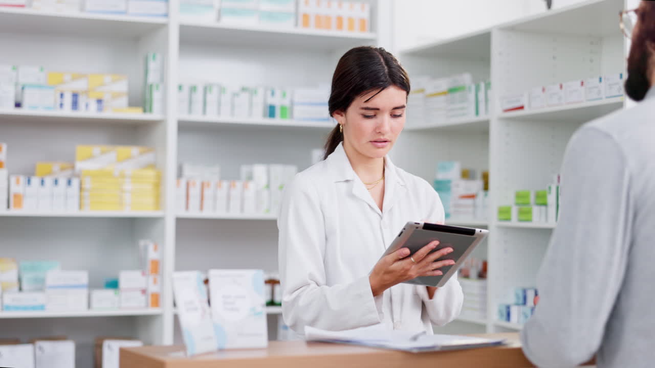 환자가 약사에게 처방전을 가져온다.