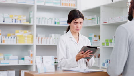 el paciente trae una receta al farmacéutico