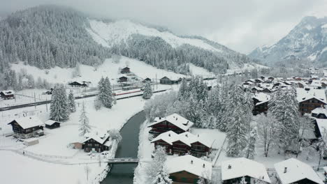 revelación aérea de la hermosa ciudad cubierta de nieve en suiza