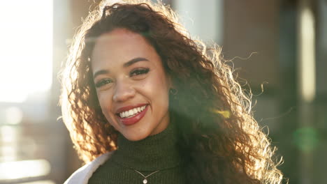 mujer, sonrisa y al aire libre con natural