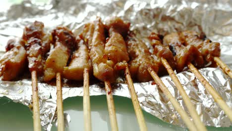 Comida-Sabrosa-Indonesia,-Satay-De-Pollo-O-Brocheta-De-Pollo-A-La-Parrilla