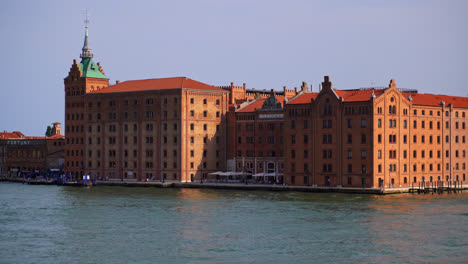 Construcción-Contemporánea-Histórica-En-La-Isla-De-Guidecca,-El-Hilton-Molino-Sticky-Venecia-En-El-Norte-De-Italia