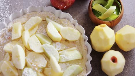 rebanada de manzana en tarta con azúcar de hielo 4k