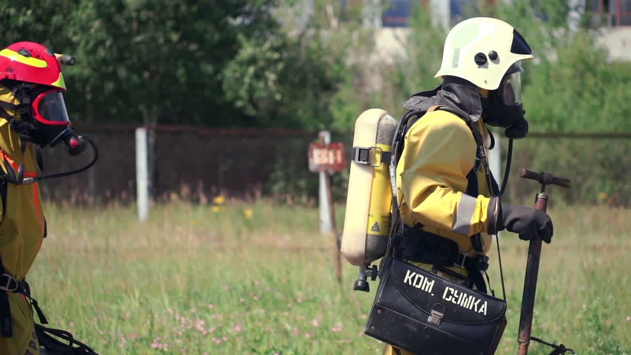 bomberos con equipo de protección