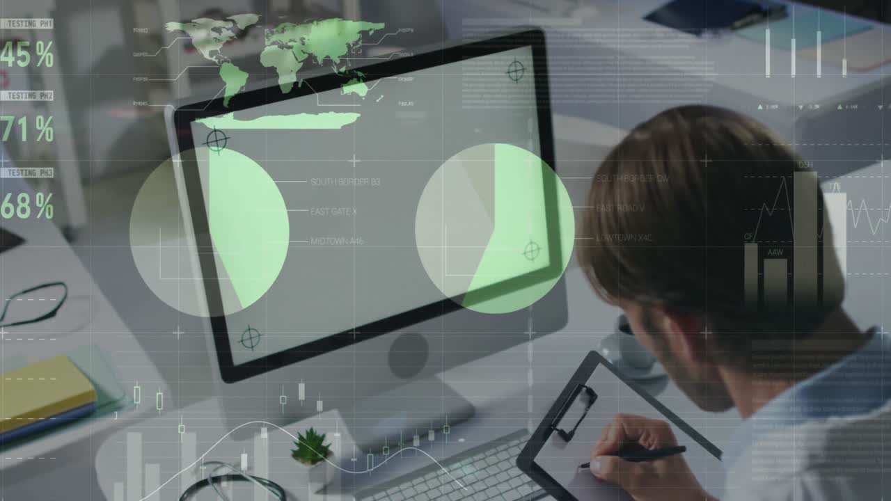 animación del procesamiento de datos sobre el hombre de negocios caucásico usando computadora