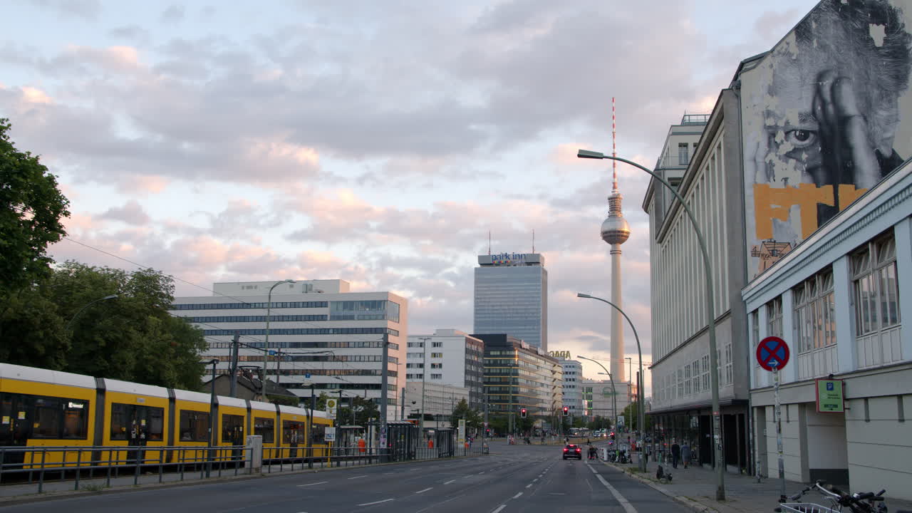 paisaje urbano de berlín durante la hora dorada con torre de televisión, graffiti y tráfico