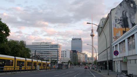 Paisaje-Urbano-De-Berlín-Durante-La-Hora-Dorada-Con-Torre-De-Televisión,-Graffiti-Y-Tráfico