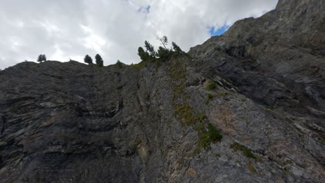 Fliegende-Fpv-drohne-In-Den-Davoser-Bergen-In-Der-Schweiz