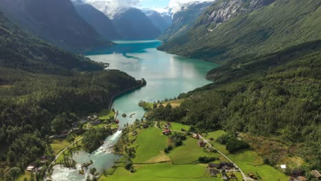 Schöne-Natur-Norwegen-Naturlandschaft.-Luftaufnahmen-Lovatnet-See-Lodal-Valley.