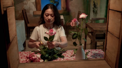 Eine-Frau-Schneidet-Rosen,-Die-Sie-Von-Ihrem-Mann-Zum-Valentinstag-Geschenkt-Bekommen-Hat