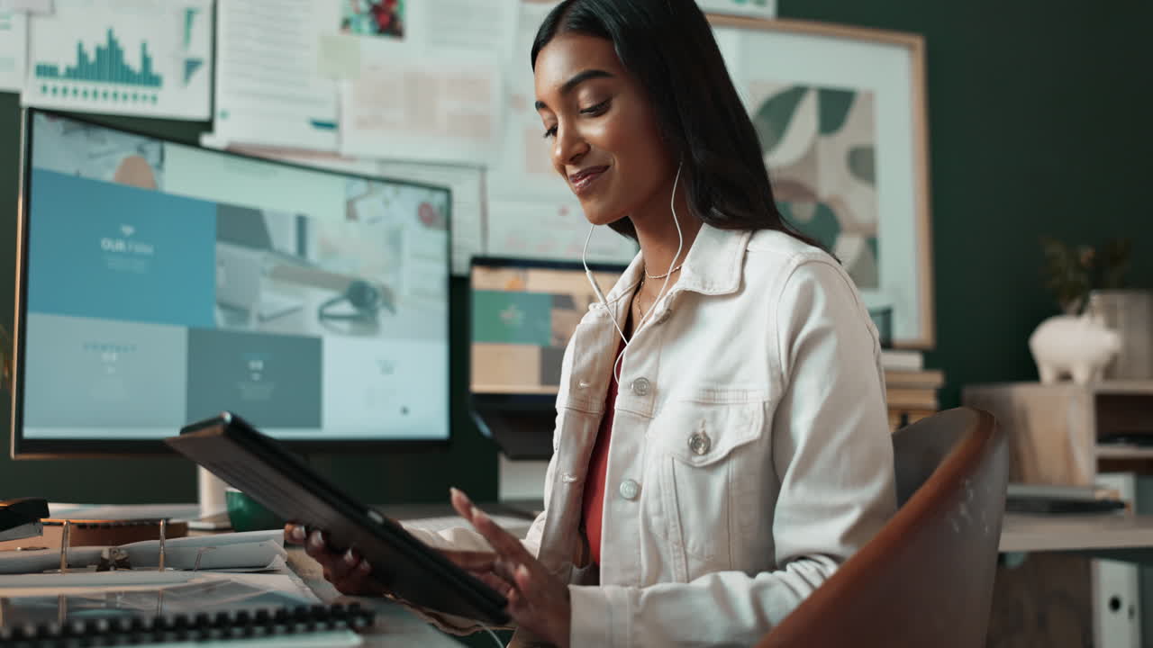 donna d'affari che lavora sul tablet in ufficio