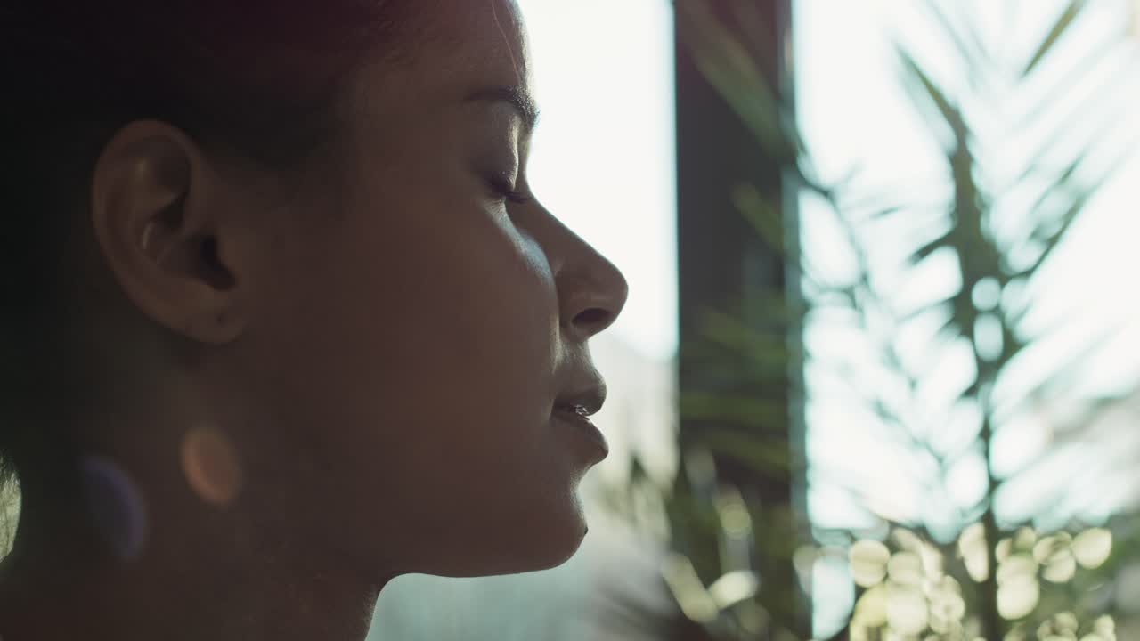 mujer natural respirando con esperanza y libertad.