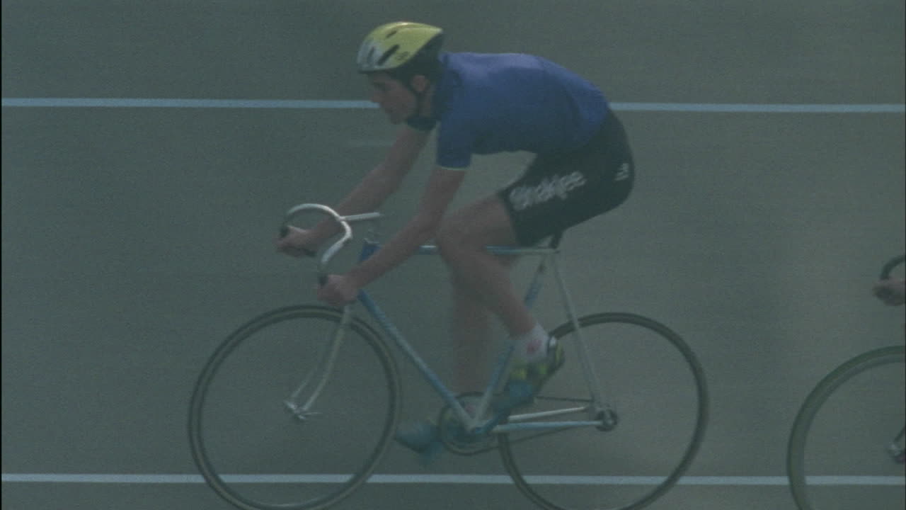 자전거는 서킷 트랙에서 경쟁합니다.