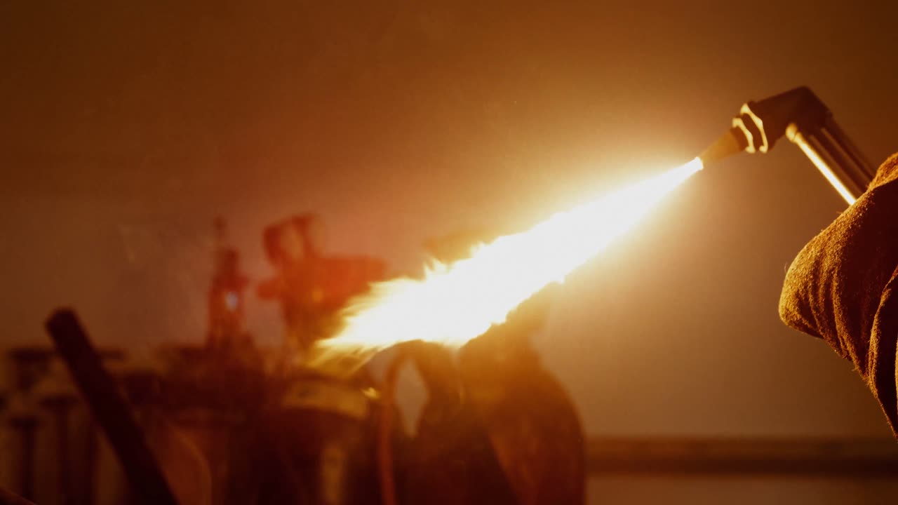 용접기가 용접  ⁇ 불을 들고