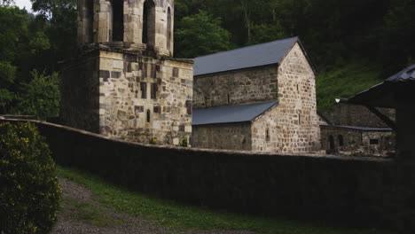 Campanario-Y-Capilla-Del-Monasterio-De-Mtsvane-Detrás-De-Un-Muro-De-Piedra-Bajo,-Georgia