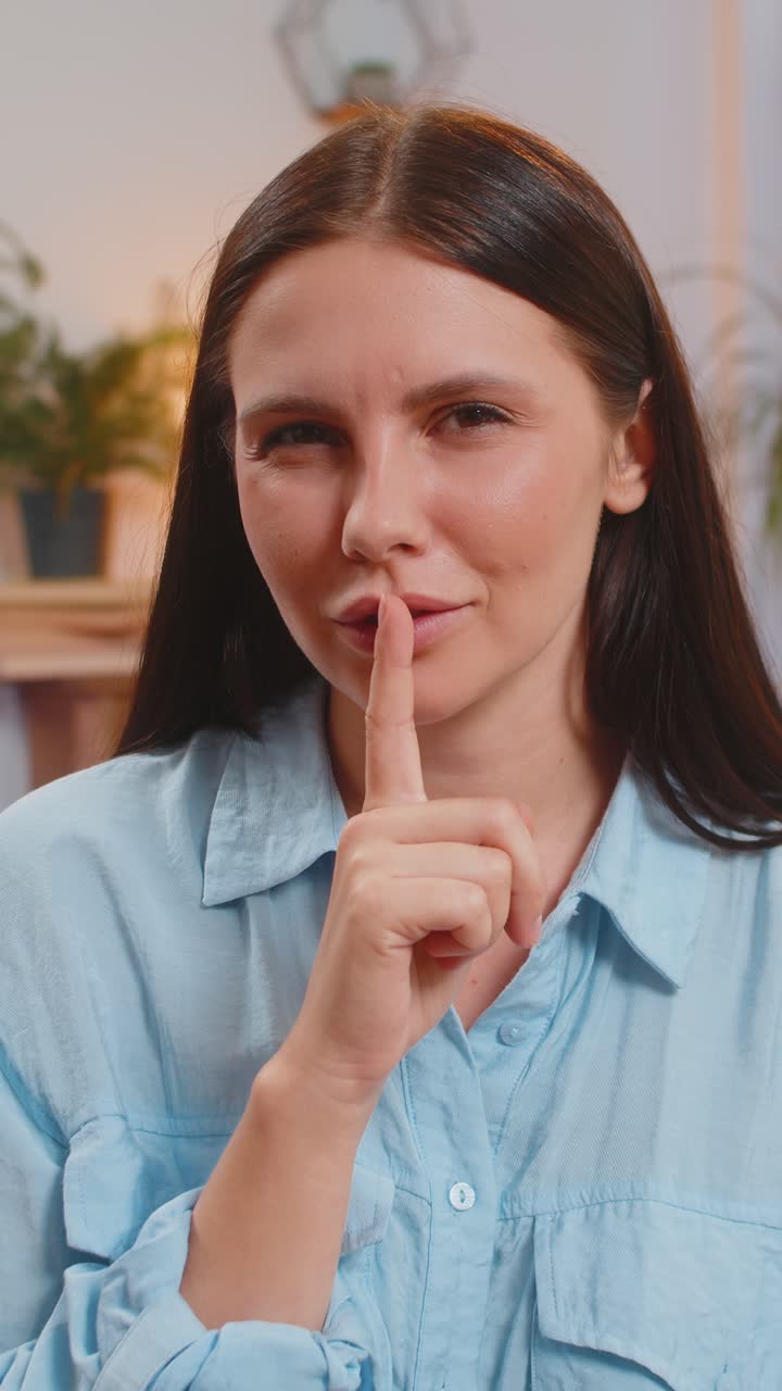 La donna preme l'indice sulle labbra fa silenzio silenzio gesto segno non raccontare pettegolezzi segreto