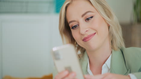 Glückliche-Frau-Beim-Online-Shopping