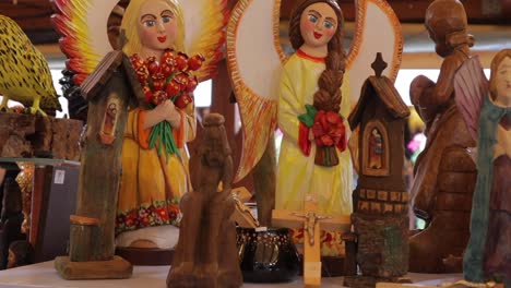 recuerdos tradicionales hechos a mano de madera en el mercado de varsovia, polonia