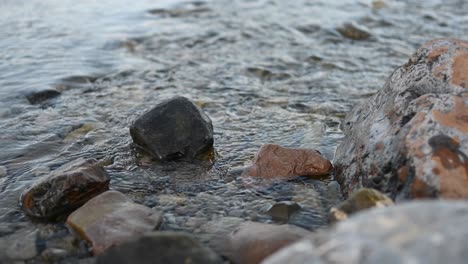 Fließendes-Wasser-Vom-Bach-Vorbei-An-Felsen.-Nahansicht