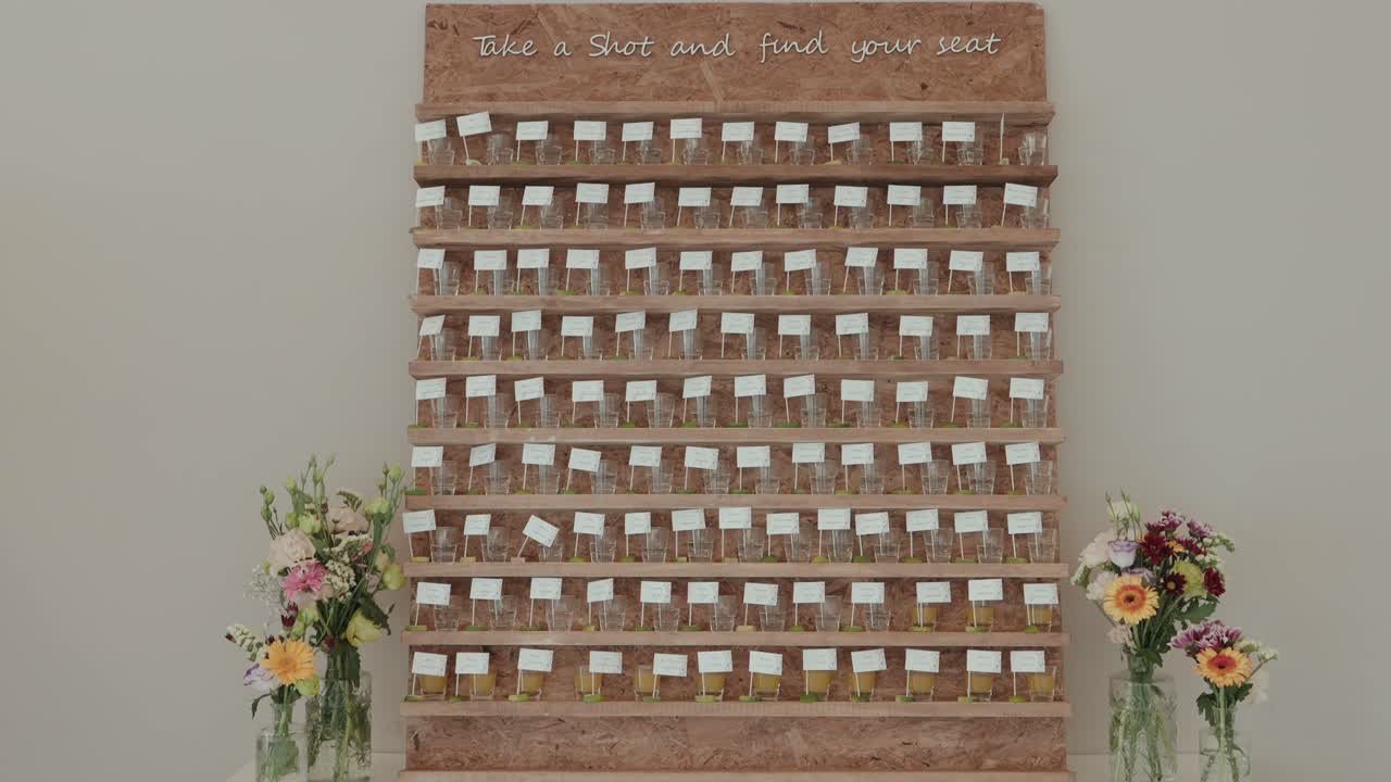 꽃 장식으로 꾸며진 우아한 결혼식 좌석 배치도