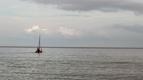 Silueta-De-Un-Velero-Antiguo-Cerca-De-La-Costa-En-Hawai-En-Un-Día-Tranquilo---Vista-Estática-Sin-Navegar