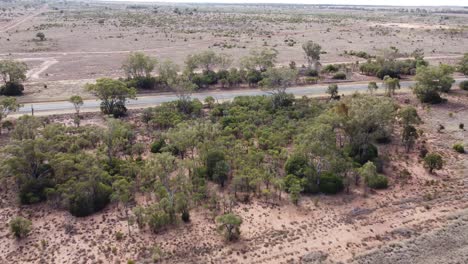 Drone-Volando-Hacia-Una-Carretera-En-Un-Paisaje-Desértico