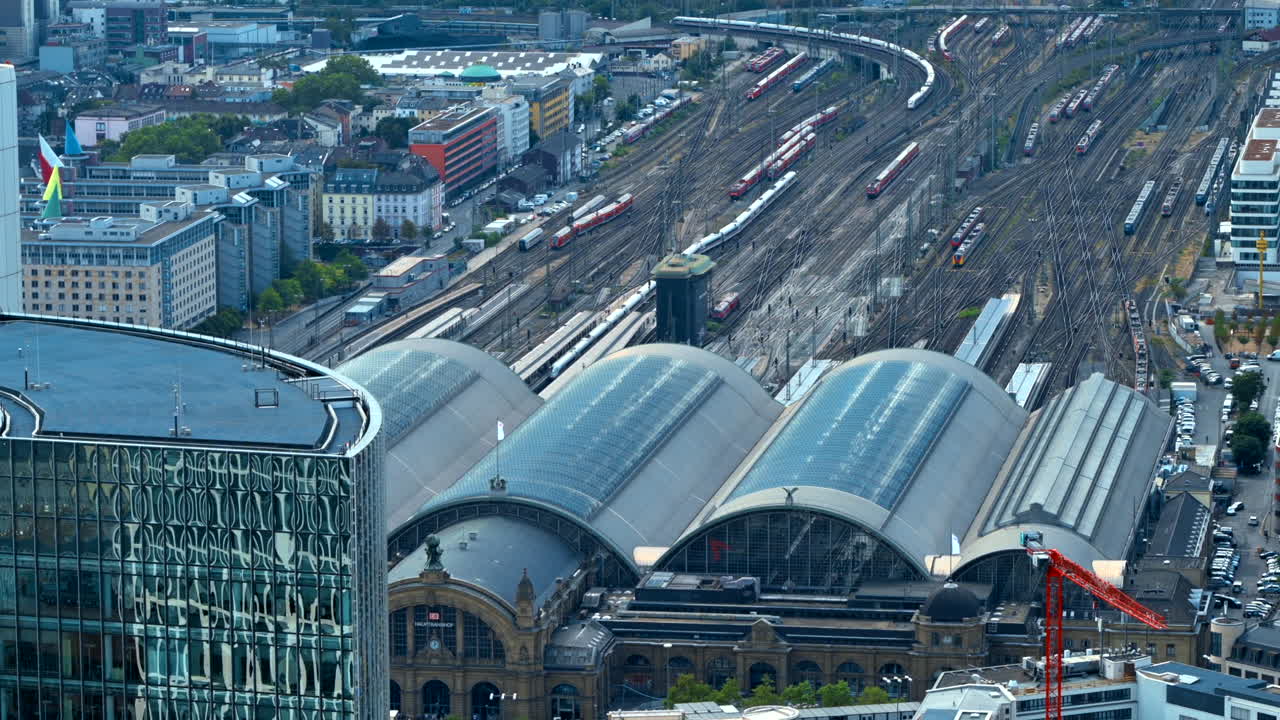 Luftfoto med drone af Frankfurt Hauptbahnhof i Tyskland