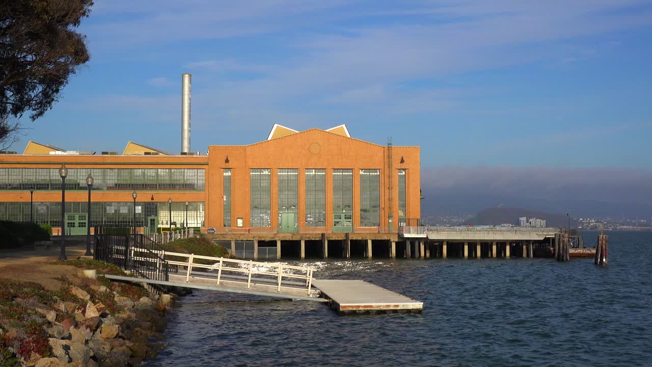 낮에는 바다 위의 창고