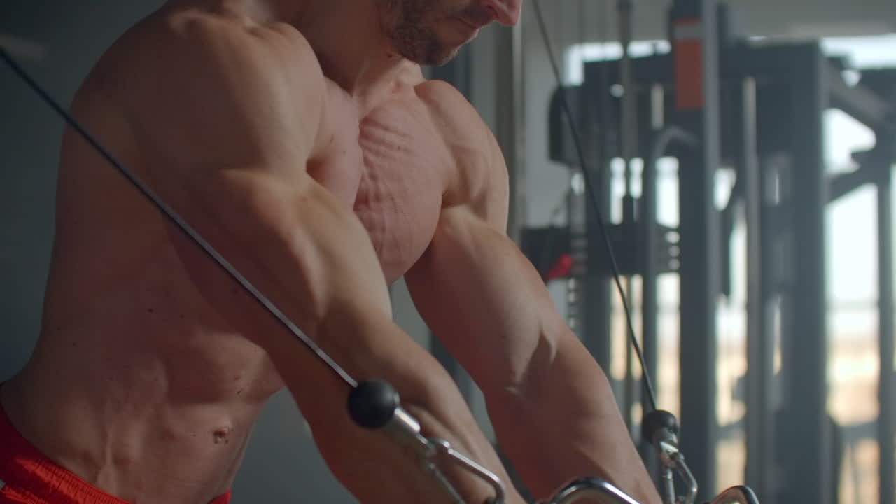 브루탈 카우카시안 잘생긴 피트니스 남자 다이어트 훈련 가 핑.