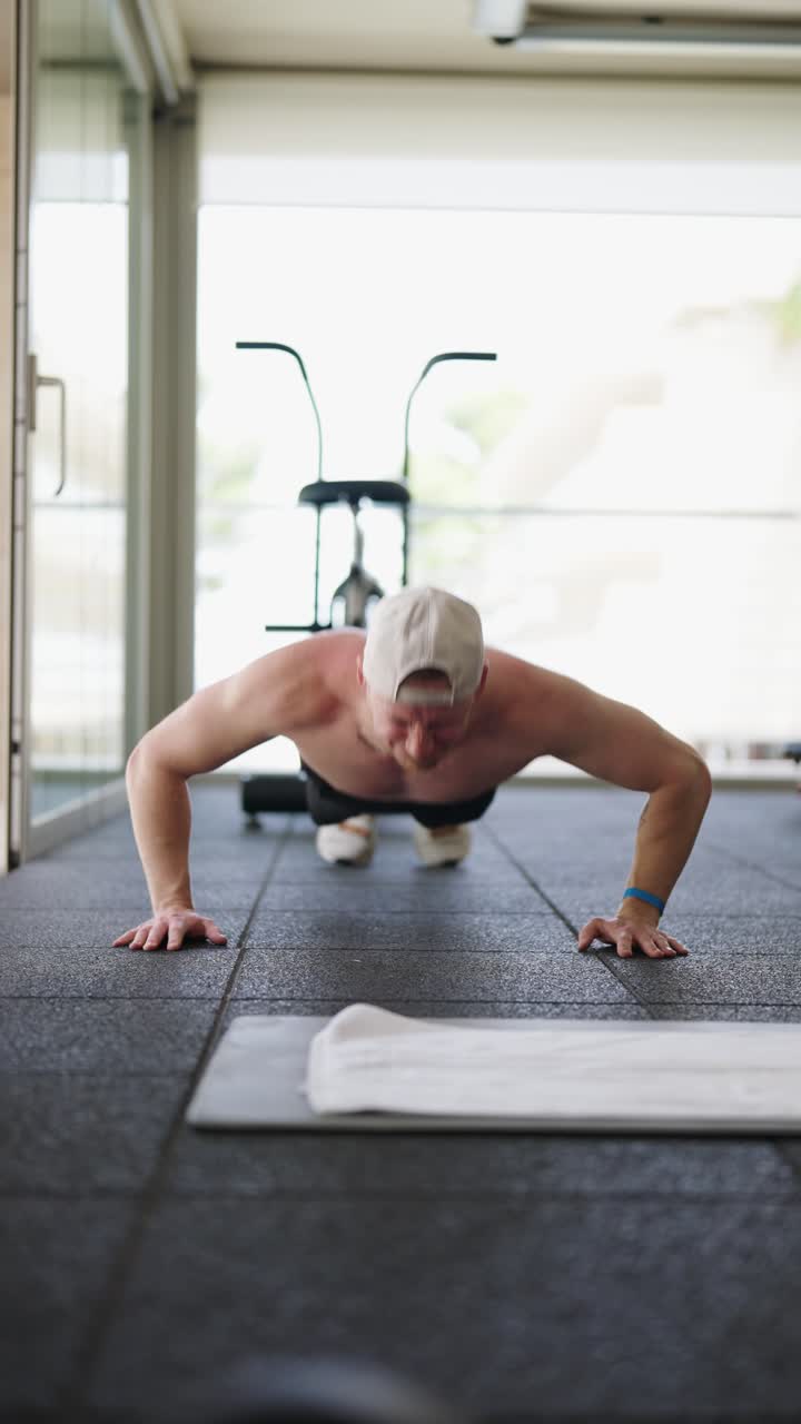 disparo vertical estático de hombre fuerte realizar ejercicio de empuje explosivo